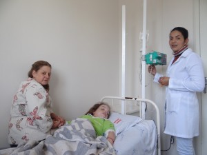 Vanderléia com a mãe – dia de aplicação do medicamento, no hospital