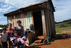 Dona Ivone Batista e os filhos, acampados no Presidente Vargas