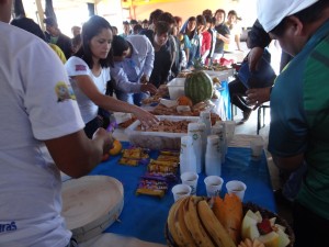 A comunidade participou de um lanche com frutas e produtos alternativos, motivando-os a evitar o excesso de consumo de açúcares, gorduras e refrigerantes.
