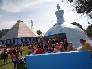 Gruta com imagem de Bom Jesus de Iguape.