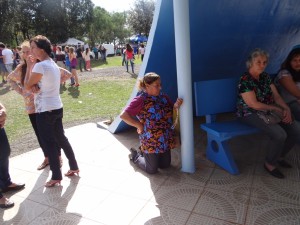 Religiosa Ana Oliveira, faz penitência para agradecer milagre que diz ter recebido.