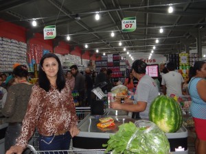 Supermercado varejista que anuncia preço de atacado inaugura com grande demanda 1