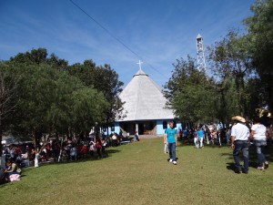 Vista da Igreja de Bom Jesus de Iguape. Local arborizado, ideal para piquenique ao ar livre.