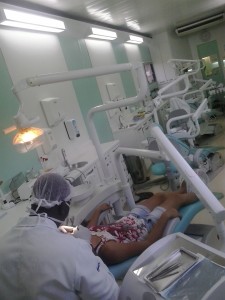 Dentista Gerson Jacinto Tomás, em atendimento à paciente Andreia da Silva Ramos. 