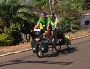 O casal de franceses Graglia Sandrine e Kerharo Florent, que em lua de mel, fazem passeio de bicicleta pela América Latina.