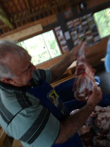 João Oliboni, explica as diversas maneiras de preparar carneiro, de acordo com cada parte do animal.