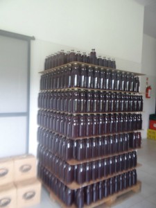 Pallet de garrafas de suco prontas para serem rotuladas.