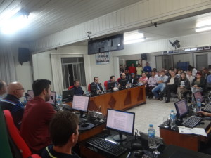 Foi lotada a sessão legislativa que abriu espaço para comunidade escolar do Colégio Gildo A. Schuk, se manifestar.