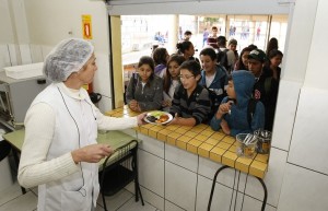 Merenda escolar com peixe assado, servida no Colégio Estadual Prieto Martinez, em Curitiba. Foto: Hedeson Alves/SEED Curitiba, 05/09/2013. Foto: Hedeson Alves/SEED