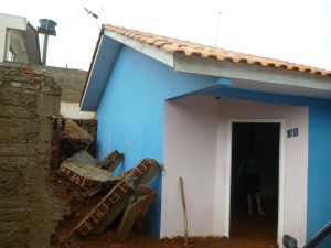 Forte chuva causa queda de muro.