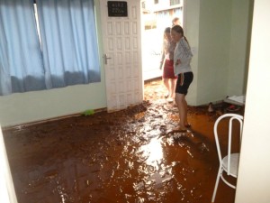 Lama entra na casa, causando danos.