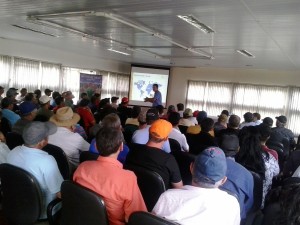 Seminário da Souza Cruz com produtores de fumo, em Laranjeiras do Sul.