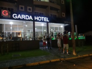 Do hotel com programação própria, cujo som extravasava o particular, o público aguardava a show prometido, achando achando que o show entregue, fosse só um ensaio".