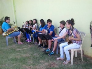 Banda Municipal de Laranjeiras do Sul, em ensaio ao ar livre.