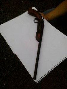 Arma encontrada em casa de agricultor, em Passo Liso, após cumprimento de reintegração de posse pela PF.