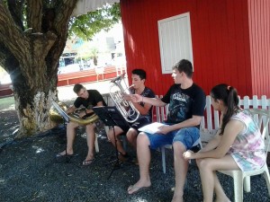 Banda Municipal de Laranjeiras do Sul, em ensaio ao ar livre.