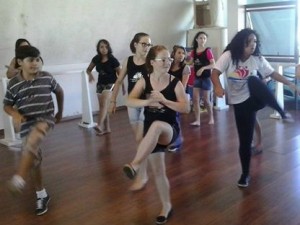 Oficina de Dança, com a instrutora Thaís Ramos.