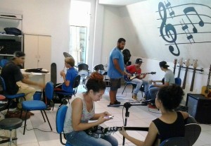 Aula de música com o instrutor Nil Walace.