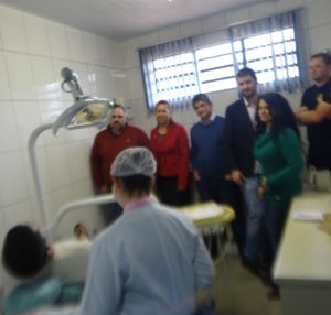 Comitiva acompanha atendimento odontológico realizado no setor de Saúde Bucal do Cense. 