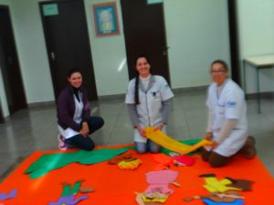 Professora do Cense organizam decoração de festa junina na instituição, com artes produzidas pelos internos.