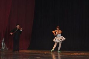 Violinista Diego Granemann e bailarina Isadora da Ballerina Stúdio de Dança. 