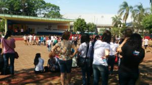 Alunos discursam na Praça.