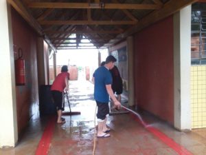 Alunos cuidam da limpeza no Colégio Iraci Salete Strozack, no Assentamento Ireno Alves, em Rio Bonito do Iguaçu.