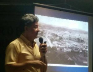 Prof. Arno Bento Mussoi, palestrando sobre a História de Laranjeiras do Sul, no Col. Gildo Aluísio Schuck.