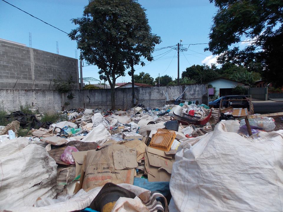 Agentes Ecológicos de Laranjeiras do Sul sofrem com a não retirada do rejeito do lixo, pela prefeitura