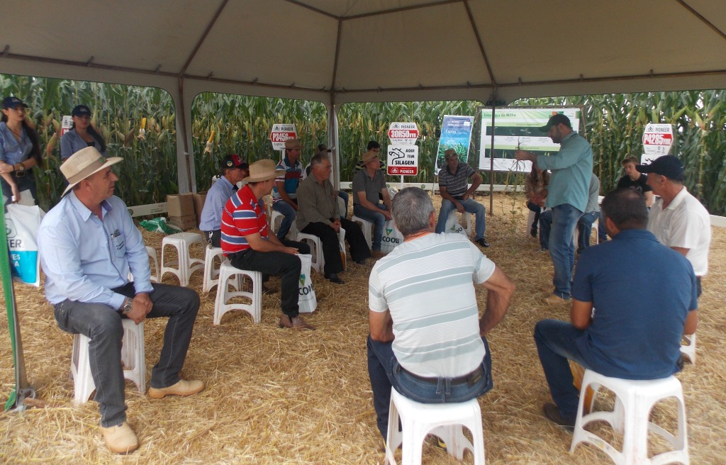 Com público visitante acima do esperado, Coprossel encerra 2º Dia de Campo na Expoagro