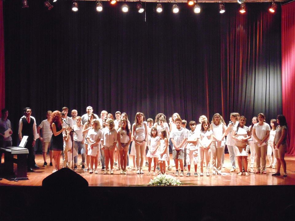 Teatro Musical Saltimbancos com mais de 60 pessoas da comunidade no palco, agradou público