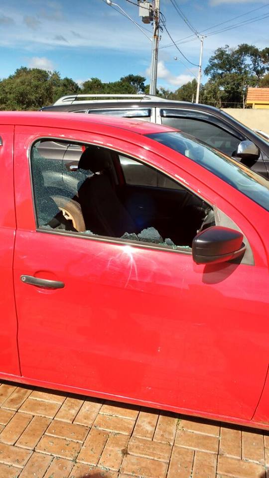 Professora que encontrou o carro danificado em frente à escola, diz que o sentimento vai além de indignação