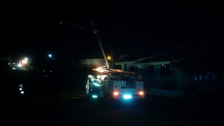 Caminhões atingem fiação telefônica e elétrica em 3 pontos de Laranjeiras do Sul, neste sábado