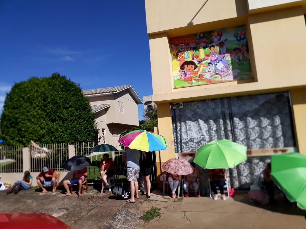 A exemplo de anos anteriores, famílias passam dia e noite na fila para tentar vagas nas creches de Laranjeiras do Sul