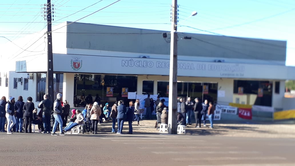 Para professores, Ratinho segue a batuta de Beto Richa no descaso com a Educação