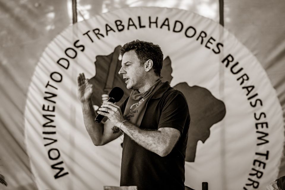 Conheça Eduardo Moreira: o ex-banqueiro que se tornou militante voluntário do MST