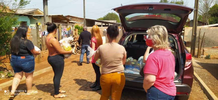 Coletivo Mulheres de Esquerda, APP, PT e MST realizam ação de combate à fome entregando cestas à famílias carentes